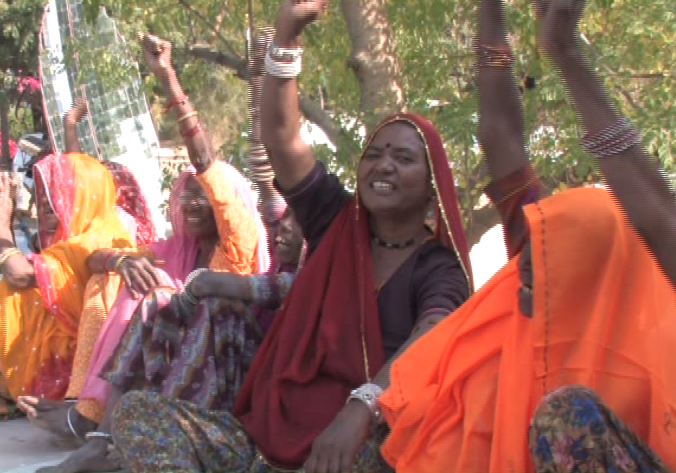 women outside at barefoot college